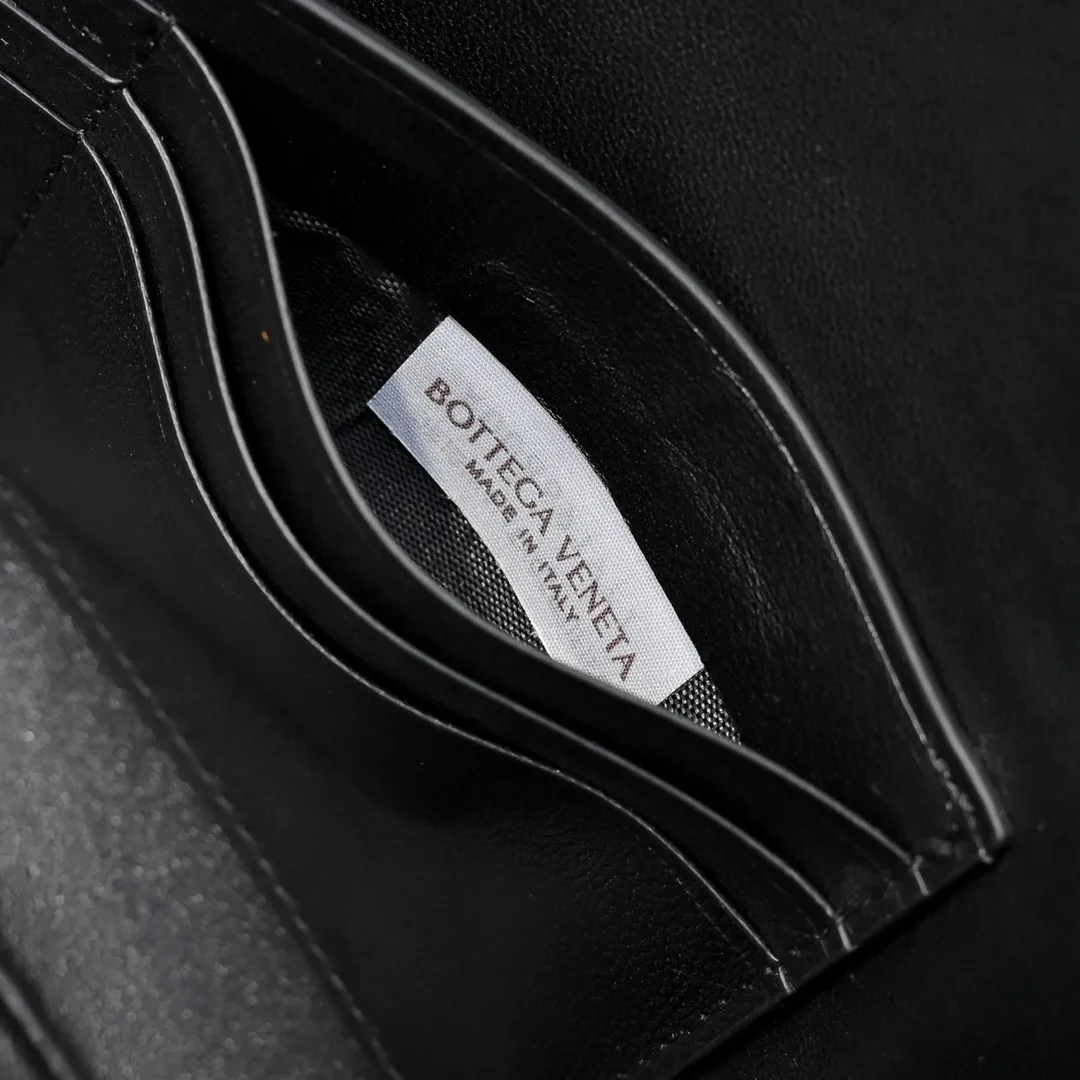 Batch 1360 #Bv New Deerskin Clutch 🎈 The deerskin brown bag with extra points for autumn and winter is so beautiful~🍂 Made of classic woven sheepskin and deerskin, it looks like Maillard for autumn and winter🤎 It can be held by hand, carried by hand or carried under the arm. The metal knot embellishment exudes temperament and nobility~ , equipped with a zipper compartment inside, it is a good companion for your daily life🧑‍❤️‍💋‍🧑, whether you are walking on the red carpet or attending a dinner, it will add a unique charm to you💞 Model: 1511 Size: 31x13x3